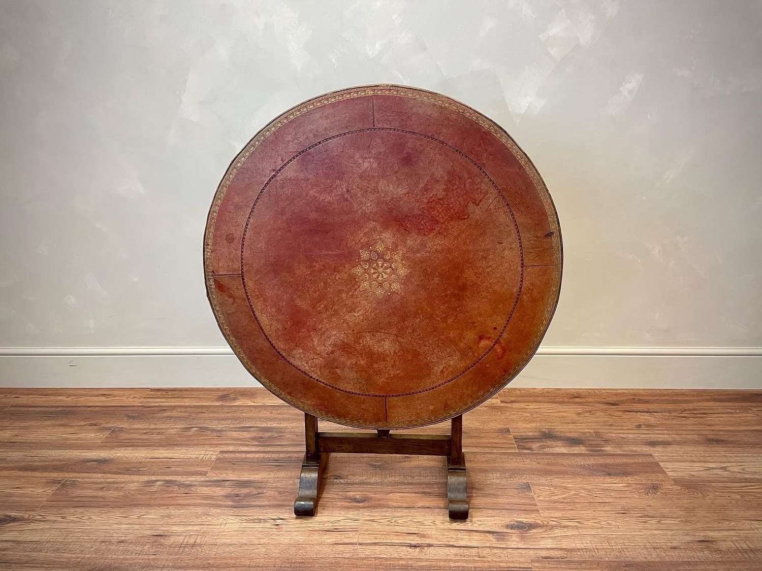 Git embossed leather top vendage table